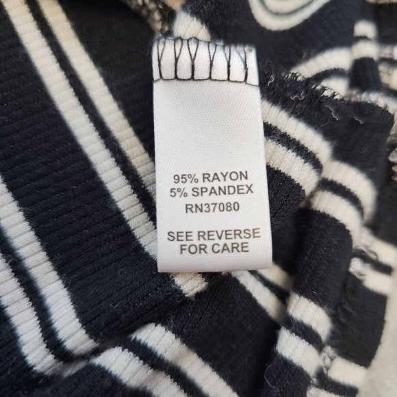 CATO Top Womens 26/28W Black White Striped Stretch Sharkbite Lightweight Knit - Picture 7 of 8